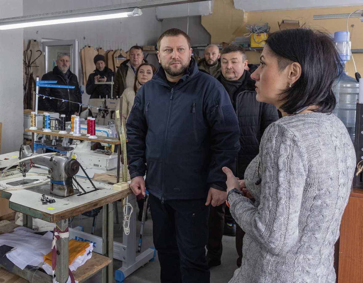  Начальник Тернопільської ОВА Володимир ТРУШ  (на знімку в центрі) під час відвідин одного з релокованих швейних підприємств.  Фото надав автор